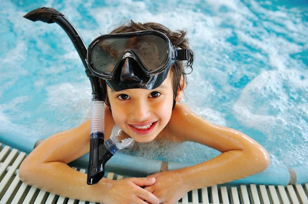 Kid in pool with diving equipment — Stockfoto