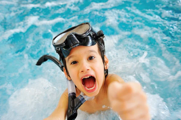 Criança energética na piscina — Fotografia de Stock