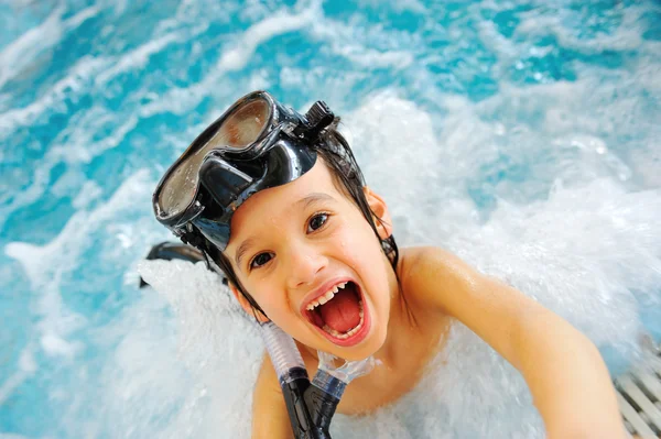 Energiska barn i poolen — Stockfoto