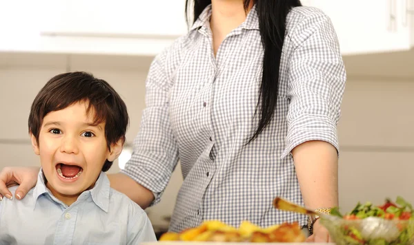 Liten pojke i köket med mamma — Stockfoto