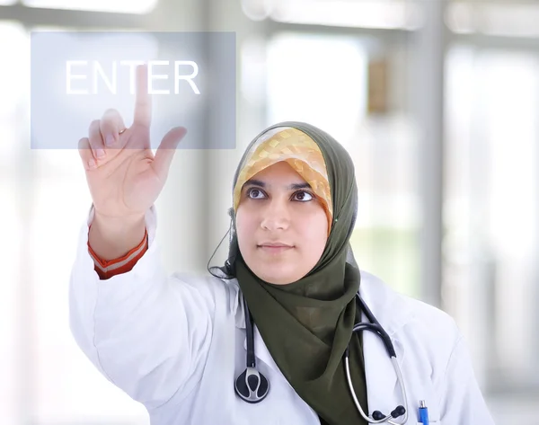Przycisk enter, muzułmańskich kobiet lekarza naciskając cyfrowe — Zdjęcie stockowe