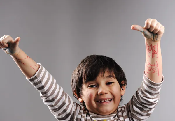 Portret van weinig schattige jongen geven het teken thumbs-up — Stockfoto