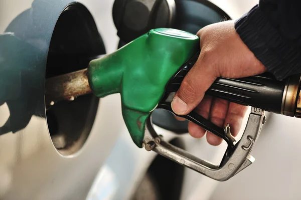 Nahaufnahme einer Männerhand, die das Auto mit einer Benzinpumpe füllt — Stockfoto