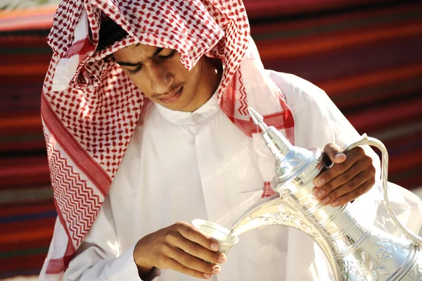 Hombre joven árabe recibiendo invitados — Foto de Stock