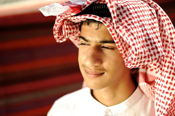 Jovem árabe beduíno na tenda — Fotografia de Stock