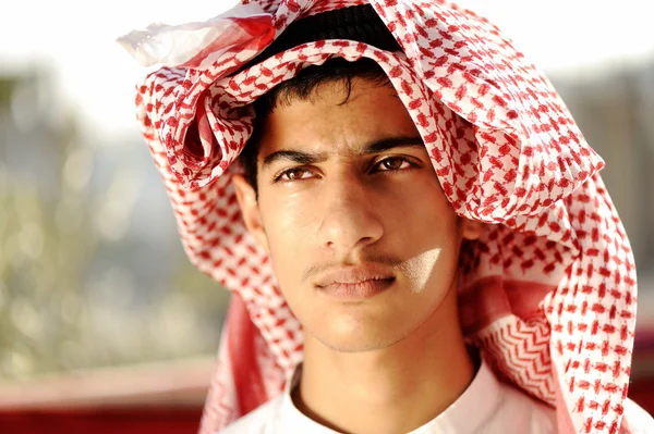 Pessoa árabe com roupas tradicionais — Fotografia de Stock