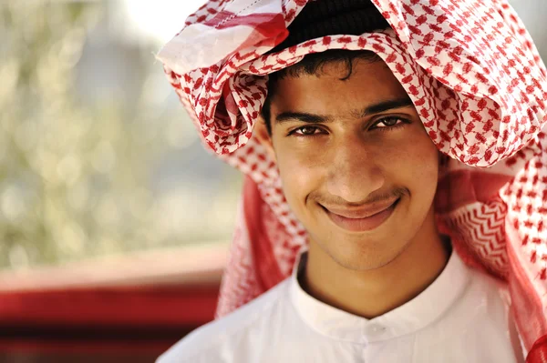 Ιδιαίτερο σχήμα αραβικού πρόσωπο χαμογελά — Φωτογραφία Αρχείου