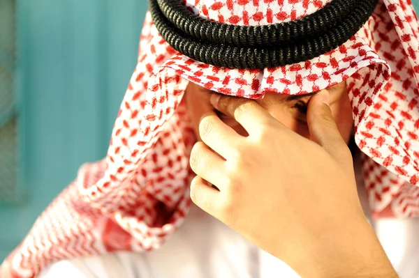 Стрессовый арабский мужчина — стоковое фото