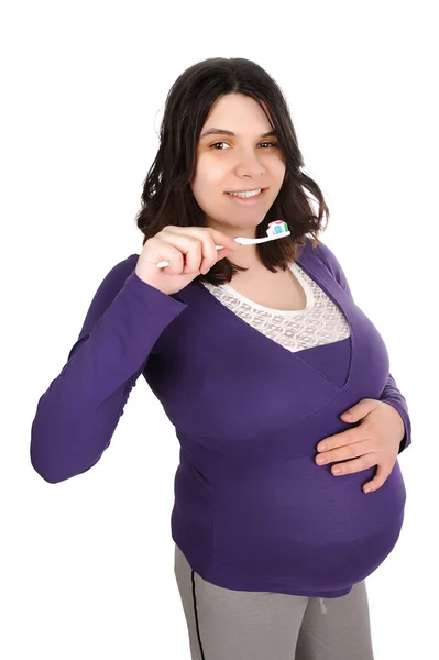 Беременная женщина чистит зубы — стоковое фото