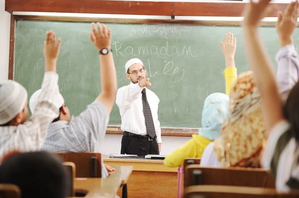 Enfants arabes musulmans et enseignant — Photo