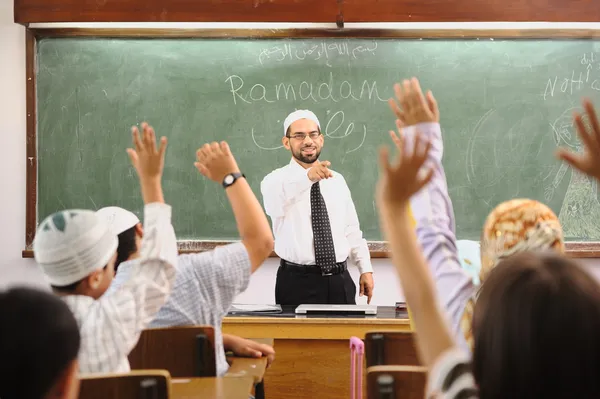 Niños árabes musulmanes con maestro en la escuela — Foto de Stock
