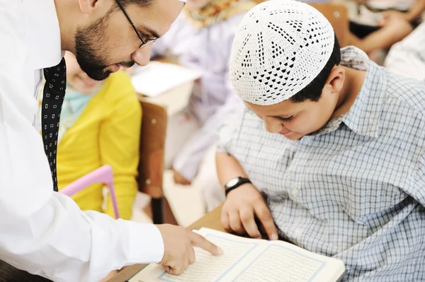 Дети в классе школы, чтение Корана — стоковое фото