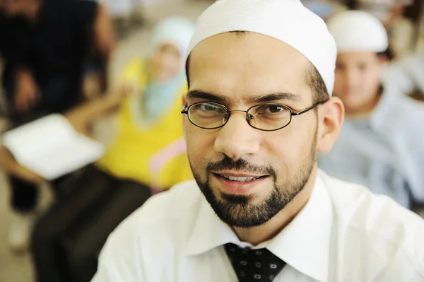 学校の先生で児のイスラム教徒アラビア語 — ストック写真