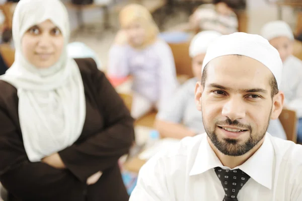 Arabische Schüler im Nahen Osten in der Schule — Stockfoto