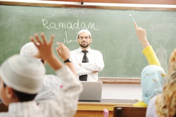 Heure du Ramadan à l'école — Photo