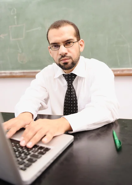 Δάσκαλος με το laptop στην σχολική τάξη — Φωτογραφία Αρχείου