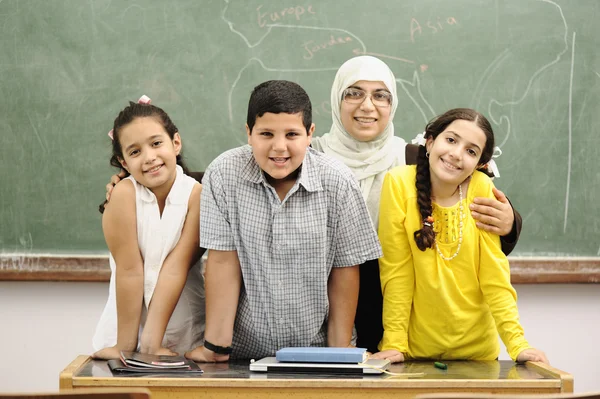 Bambini in classe a scuola — Foto Stock