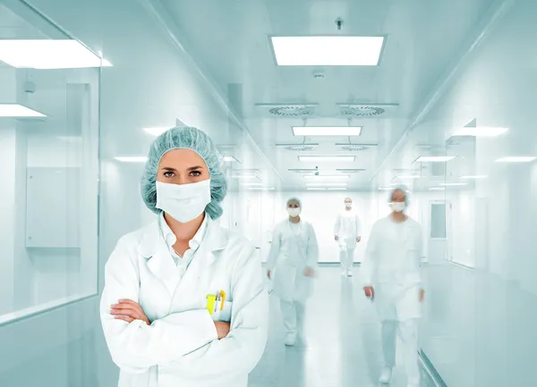 Wissenschaftlerteam im modernen Krankenhauslabor, Gruppe von Ärzten Stockbild