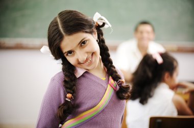 çocuklara okul sınıf