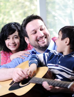 mutlu bir aile birlikte gitar çalmak