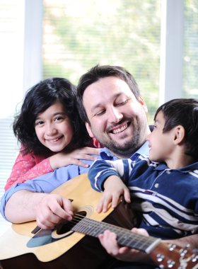 mutlu bir aile birlikte gitar çalmak