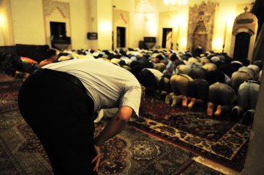 Geceleri dua camide namaz ya-