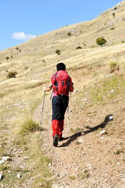 kadın hiking dağlarda yürüyüş