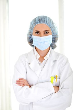 Hastanede maskeli kadın doktor