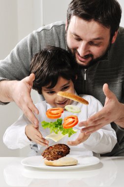 Baba ve oğlu tarafından yapılan hava Burger levitating