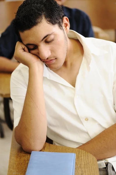 Ученик-подросток спит во время лекции, в колледже — стоковое фото