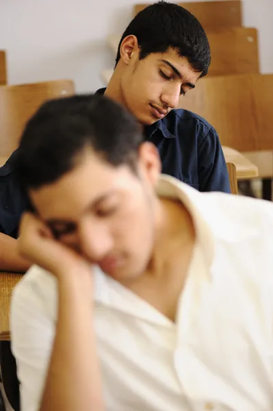 Студент-підліток спить під час лекції, коледж — стокове фото