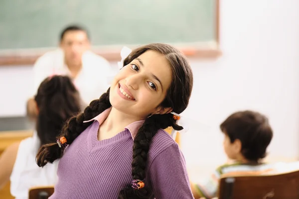 Aranyos kis lány az iskolában — Stock Fotó