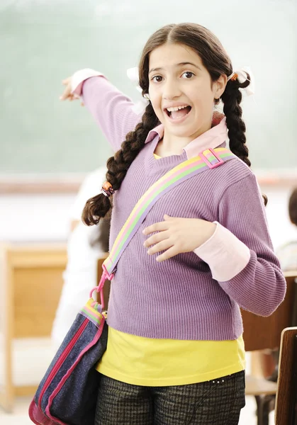 Милая маленькая девочка в школе — стоковое фото