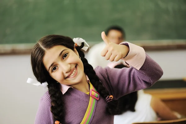 Barn på skola klassrum — Stockfoto