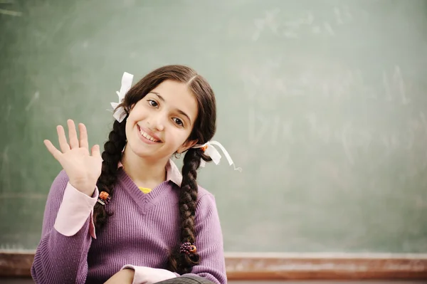 Χαριτωμένο μικρό κορίτσι στο σχολείο λέει Γεια — Φωτογραφία Αρχείου
