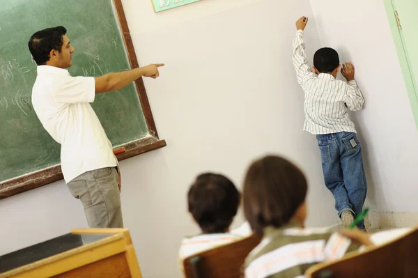 Bambini in classe a scuola — Foto Stock