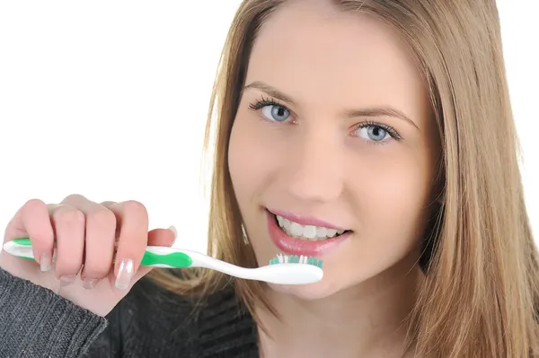 Usměvavá mladá žena s zdravé zuby drží kartáček na zuby — Stock fotografie