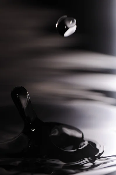 水滴の波状の液体のクローズ アップ — ストック写真