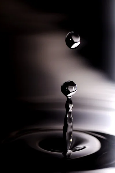 Wassertropfen in gekräuselter Flüssigkeit in Nahaufnahme — Stockfoto