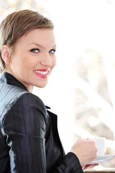Porträt einer fröhlichen Geschäftsfrau mit Kaffeetasse — Stockfoto