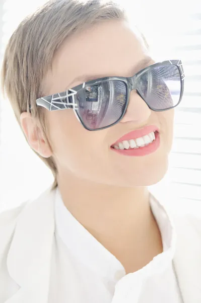 Belleza femenina, mujer joven con gafas y pelo corto — Foto de Stock