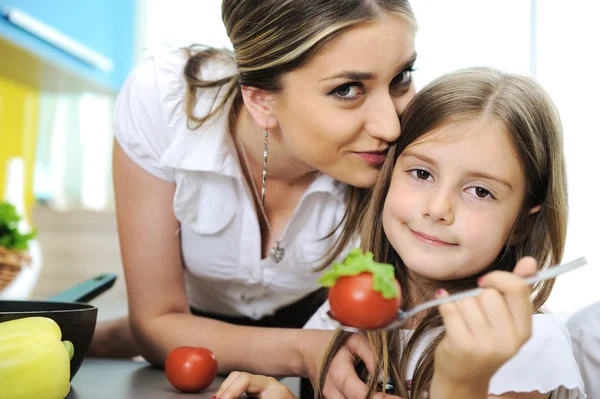 Mor och dotter matlagning, kärlek och arbete tillsammans — Stockfoto