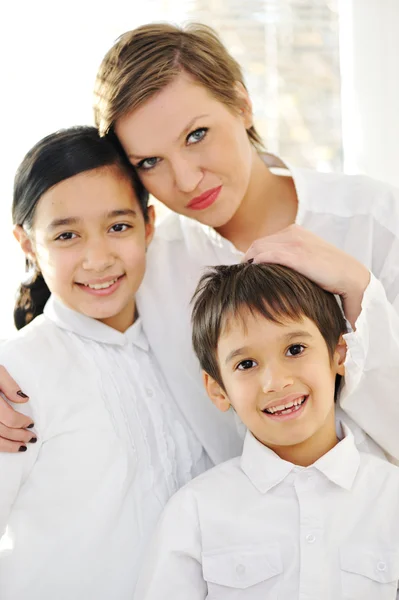Portret szczęśliwy matka córka i syn w domu — Zdjęcie stockowe