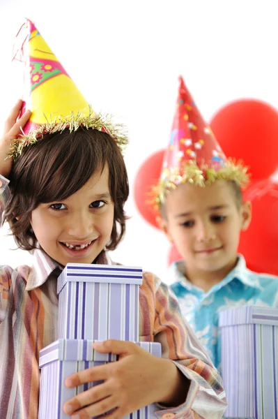 Festa de aniversário, crianças felizes comemorando, balões e presentes ao redor — Fotografia de Stock