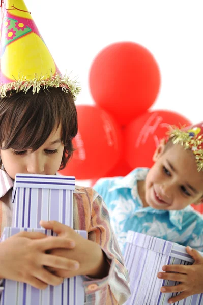 Fête d'anniversaire, enfants heureux célébrant, ballons et cadeaux autour — Photo