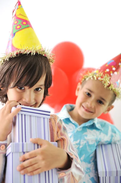 Doğum günü partisi, mutlu çocuklar kutluyor, balonlar ve çevresinde sunar — Stok fotoğraf