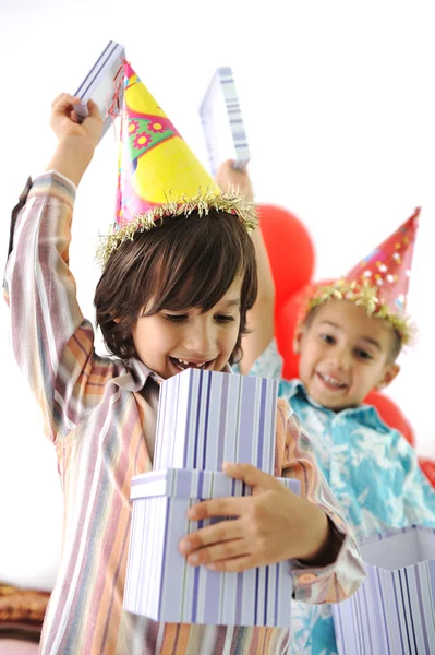 誕生日パーティーは、幸せな子供たちを祝う、風船し、周りを提示 — ストック写真