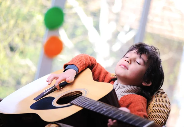 Παιδί παίζει κιθάρα στο σπίτι — Φωτογραφία Αρχείου