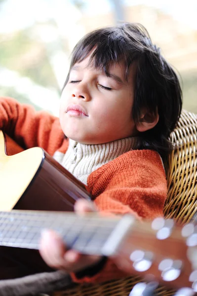 Παιδί παίζει κιθάρα στο σπίτι — Φωτογραφία Αρχείου