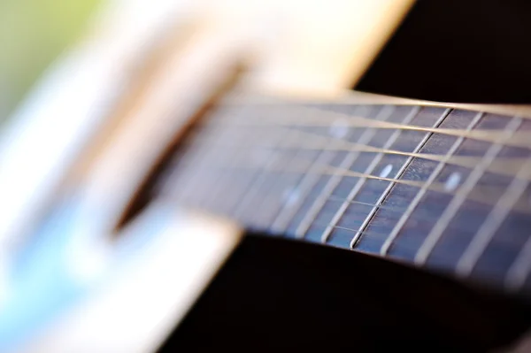 Detalhe da guitarra clássica com profundidade de campo rasa — Fotografia de Stock